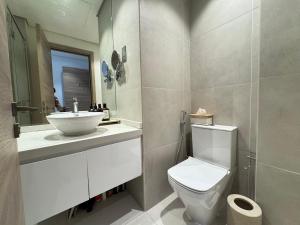 迪拜Studio One Dubai Marina - TIE Vacation Homes的配有白色马桶和水槽的浴室