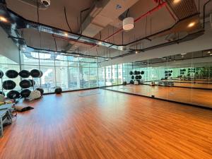 una palestra vuota con pista da ballo in legno di Studio One Dubai Marina - TIE Vacation Homes a Dubai