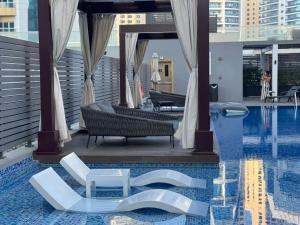 Studio One Dubai Marina - TIE Vacation Homes内部或周边的泳池