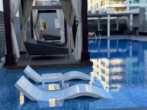 Studio One Dubai Marina - TIE Vacation Homes内部或周边的泳池