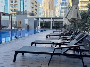 Studio One Dubai Marina - TIE Vacation Homes内部或周边的泳池