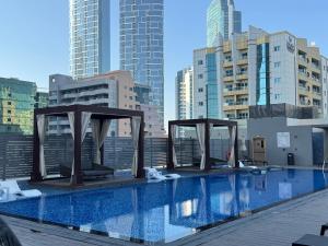 迪拜Studio One Dubai Marina - TIE Vacation Homes的建筑物屋顶上的游泳池