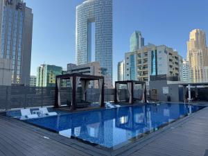 una piscina sul tetto di un edificio di Studio One Dubai Marina - TIE Vacation Homes a Dubai