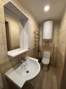 un baño con lavabo e inodoro en "Sunny Island" уютные дома с террасой, рядом море Одесса, en Odessa