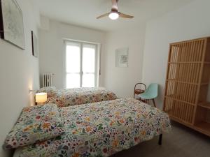 Postel nebo postele na pokoji v ubytování The Boulevard Alcove semi-central&quiet suite, with balcony!