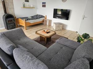 a living room with a couch and a coffee table at Ferienwohnung Talblick in Weimar