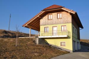 dom z drewnianym dachem na wzgórzu w obiekcie Ferienwohnung Mayrhofer w mieście Hofkirchen im Mühlkreise