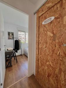 Telewizja i/lub zestaw kina domowego w obiekcie Casa Anselmsson - Your Dream Duplex Escape with a pool