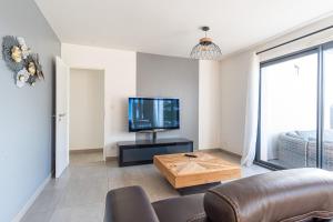 TV a/nebo společenská místnost v ubytování La Maison du Bonheur - Private heated pool