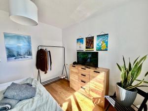 sypialnia z łóżkiem i telewizorem na komodzie w obiekcie Casa Anselmsson - Your Dream Duplex Escape with a pool w mieście Torremolinos