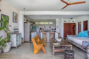 a living room with a couch and a table at Casa Dahomey in Pipa