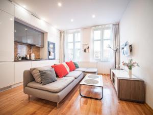 salon z kanapą i stołem w obiekcie COCO Apartments Gdańsk Centrum Górka w Gdańsku