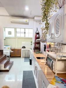 Kuchyň nebo kuchyňský kout v ubytování COZY HOMESTAYs ที่พักกลางใจเมืองเชียงใหม่