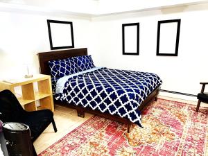 Roosevelt IslandPRIVATE 2 BR Apt with PRIVATE Backyard in LIC !!!的带床和椅子的卧室