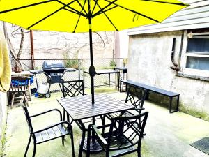 Roosevelt IslandPRIVATE 2 BR Apt with PRIVATE Backyard in LIC !!!的庭院内桌椅和遮阳伞 更多16张照片