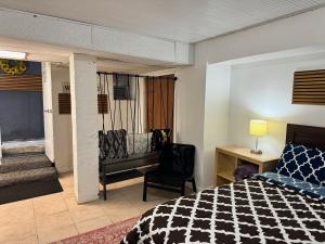 PRIVATE 2 BR Apt with PRIVATE Backyard in LIC !!!客房内的一张或多张床位
