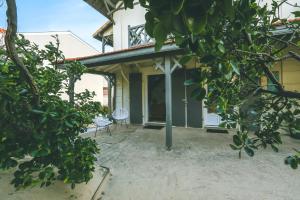 ミミザン・プラージュにあるVilla Esperanzaの木々からの家の眺め