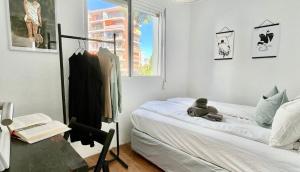 sypialnia z łóżkiem z pluszowym misiem w obiekcie Casa Anselmsson - Your Dream Duplex Escape with a pool w mieście Torremolinos +20 zdjęć