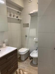 un bagno bianco con un water e un lavandino di Sperlinga Suite a Palermo