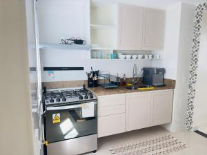 Η κουζίνα ή μικρή κουζίνα στο Deluxe Flat Copacabana Beach