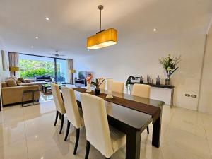 Η κουζίνα ή μικρή κουζίνα στο Stylish 2 Bedroom Apartment with pool access in Surin