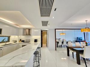 Η κουζίνα ή μικρή κουζίνα στο Stylish 2 Bedroom Apartment with pool access in Surin