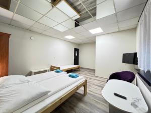 Posteľ alebo postele v izbe v ubytovaní ETNA - Hostel -Noclegi Rzeszów 24 Pokoje
