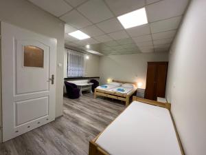 Posteľ alebo postele v izbe v ubytovaní ETNA - Hostel -Noclegi Rzeszów 24 Pokoje