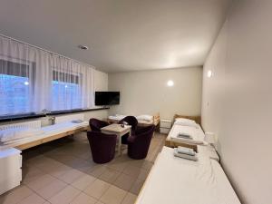 Televízia a/alebo spoločenská miestnosť v ubytovaní ETNA - Hostel -Noclegi Rzeszów 24 Pokoje
