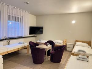 Televízia a/alebo spoločenská miestnosť v ubytovaní ETNA - Hostel -Noclegi Rzeszów 24 Pokoje