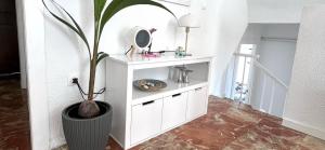 łazienka z rośliną w białej szafce w obiekcie Casa Anselmsson - Your Dream Duplex Escape with a pool w mieście Torremolinos