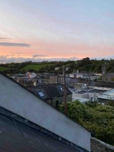 vista dal tetto di un edificio al tramonto di Contemporary Town Centre on the Wild Atlantic Way a Bantry 1 altra foto