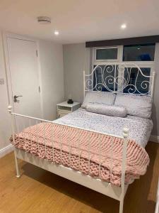 una camera con letto bianco e testiera metallica di Contemporary Town Centre on the Wild Atlantic Way a Bantry