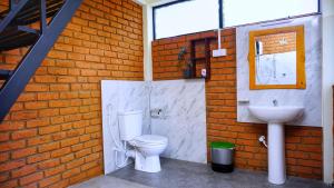 un bagno con un water e un lavandino di Sigiri SAAT Cabana a Sigiriya