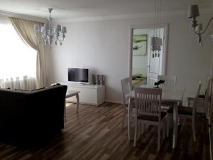 sala de estar con mesa y comedor en Central Apartament, en Klaipėda