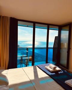 Postel nebo postele na pokoji v ubytování LuQsErY orbi panorama Aparthotel