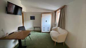 TV a/nebo společenská místnost v ubytování B&B das Alpinhotel Maistatt