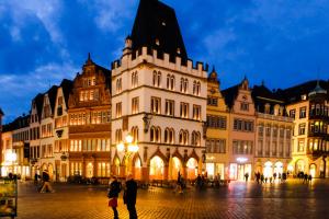 トリーアにあるFerienwohnung Kirchturmblick Eurenの建物の前に立っている人々のグループ