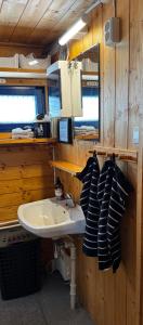 un bagno con lavandino e specchio di Ål-hytte i Snertingdal på solrik tomt med suveren beliggenhet a Gjøvik Altre 18 foto
