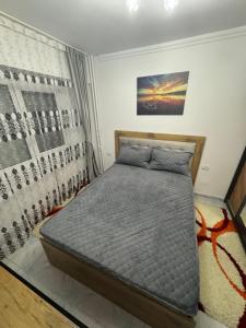 un dormitorio con una cama en una habitación en Apartament CITY MALL, en Constanţa