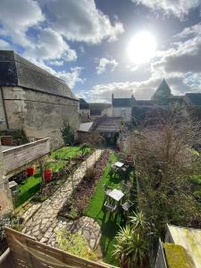 a garden with tables and chairs in a building at Gîte 3 chambres à Villandry in Villandry