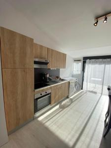 a kitchen with wooden cabinets and a stove at Gîte 3 chambres à Villandry in Villandry