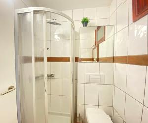 Koupelna v ubytování OHLALIFE! ACHACAY 8 playa los cristianos + 13 fotografií