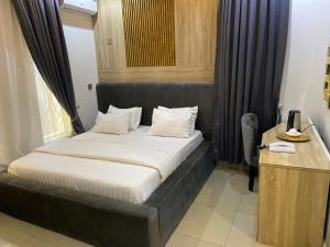 Rúm í herbergi á Domar Suites