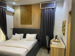 Postel nebo postele na pokoji v ubytování Domar Suites