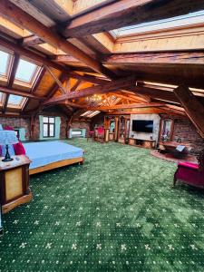 Biliár nebo kulečník v ubytování JMR Splendor - Private Sauna & Bathtub Suites + 37 fotografií