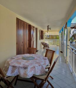a dining room with a table and chairs at Bèl Péyi - Bas de Villa T4 Proche de la Plage in Bouillante
