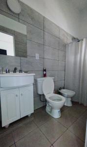 ein Badezimmer mit Toilette und Waschbecken in der Unterkunft El Departamento de Oscar in Villa María