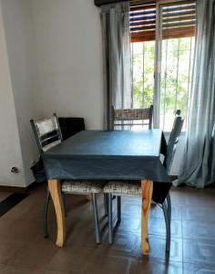 einen Esstisch mit einem Tischtuch drauf in der Unterkunft El Departamento de Oscar in Villa María