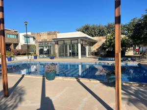 a house with a swimming pool and a building at Casa amplia in Ejido San José de Guanajuato